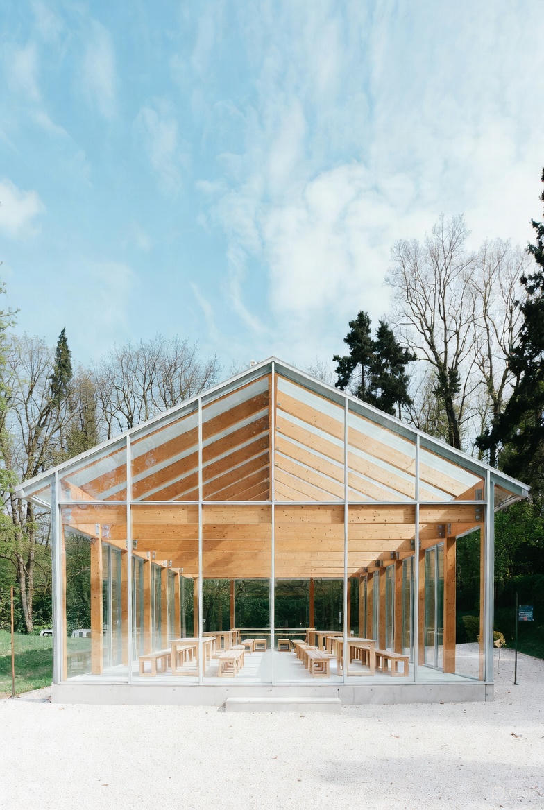 Extension contemporaine en verre et bois à Maisons-Laffitte